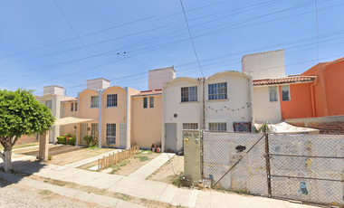 CASA EN VENTA UBICADA EN GEOVILLAS DE LOS SAUCES, CELAYA, GUANAJUATO, REMATE