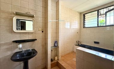 Cipete Area, Dijual Rumah Klasik Bagus dan Terawat Lokasi Strategis Row Jalan Lebar