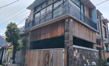 RUMAH 2 LANTAI DI JL PULAU MOYO PEDUNGAN DENPASAR SELATAN