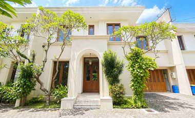 Elegan tropical Home In Kemang - 700 m2 Private Pool And Lush Garden