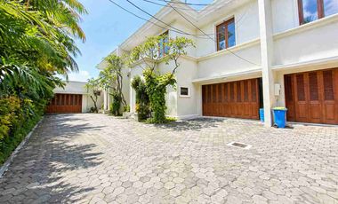 Elegan tropical Home In Kemang - 700 m2 Private Pool And Lush Garden