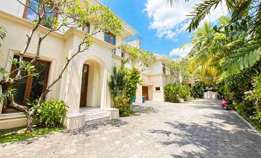 Elegan tropical Home In Kemang - 700 m2 Private Pool And Lush Garden