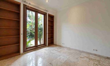 Elegan tropical Home In Kemang - 700 m2 Private Pool And Lush Garden