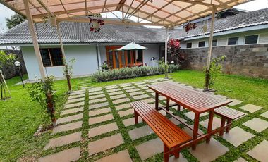 villa di cipaku bandung dekat mall dan kampus. bisa disewa harian, full furnish