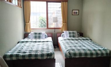 villa di cipaku bandung dekat mall dan kampus. bisa disewa harian, full furnish