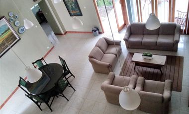 villa di cipaku bandung dekat mall dan kampus. bisa disewa harian, full furnish