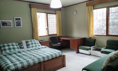 villa di cipaku bandung dekat mall dan kampus. bisa disewa harian, full furnish