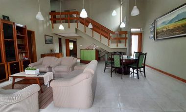 villa di cipaku bandung dekat mall dan kampus. bisa disewa harian, full furnish