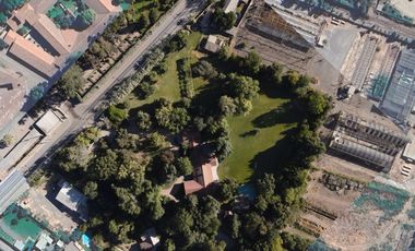 Arquitectura Tradicional y Confort Moderno: Gran Propiedad de 1.5 Hectáreas en Calle Larga