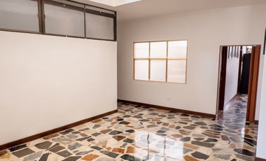 VENTA | Casa Comercial con Renta Localizada en el Corazón de Mesitas de El Colegio