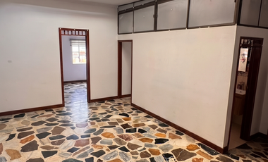 VENTA | Casa Comercial con Renta Localizada en el Corazón de Mesitas de El Colegio