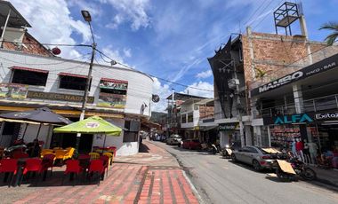 VENTA | Casa Comercial con Renta Localizada en el Corazón de Mesitas de El Colegio