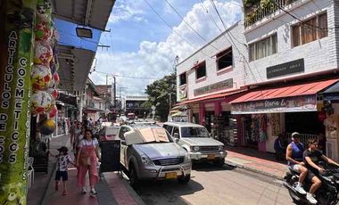 VENTA | Casa Comercial con Renta Localizada en el Corazón de Mesitas de El Colegio