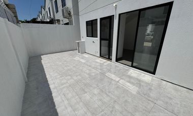 URBANIZACION VILLA BLANCA VIA A LA COSTA ALQUILO PRECIOSA Y MODERNA VILLA DOS PLANTAS, TRES DORMITORIOS, EXCELENTES ACABADOS