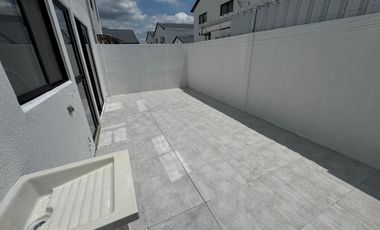 URBANIZACION VILLA BLANCA VIA A LA COSTA ALQUILO PRECIOSA Y MODERNA VILLA DOS PLANTAS, TRES DORMITORIOS, EXCELENTES ACABADOS