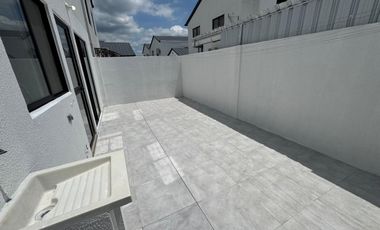 URBANIZACION VILLA BLANCA VIA A LA COSTA ALQUILO PRECIOSA Y MODERNA VILLA DOS PLANTAS, TRES DORMITORIOS, EXCELENTES ACABADOS