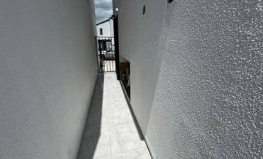 URBANIZACION VILLA BLANCA VIA A LA COSTA ALQUILO PRECIOSA Y MODERNA VILLA DOS PLANTAS, TRES DORMITORIOS, EXCELENTES ACABADOS