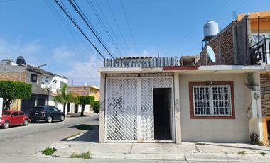 Casa en venta en esquina en Villas del Romeral, Celaya – acepta crédito