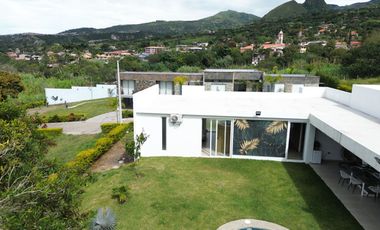 HERMOSA QUINTA CON JACUZZI EN YUNGUILLA URB.PRIVAD