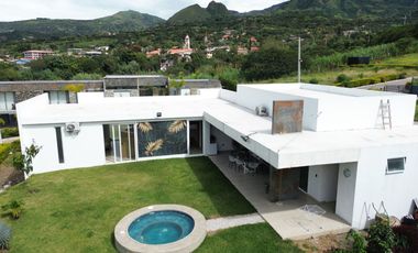 HERMOSA QUINTA CON JACUZZI EN YUNGUILLA URB.PRIVAD