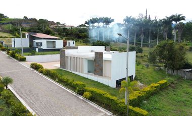 HERMOSA QUINTA CON JACUZZI EN YUNGUILLA URB.PRIVAD