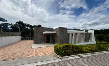 HERMOSA QUINTA CON JACUZZI EN YUNGUILLA URB.PRIVAD