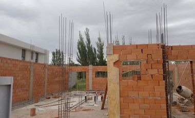 Dúplex a Estrenar 2 Dormitorios Barrio Tierra Mansa, Centenario, con Losa Radiante y Parrilla