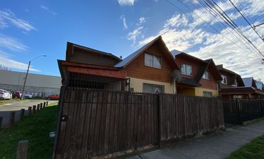 Casa Ampliada Esquina 3 dormitorios sala estar 1 baño estacionamiento techado 2 vehiculos cerco de rejas conectividad