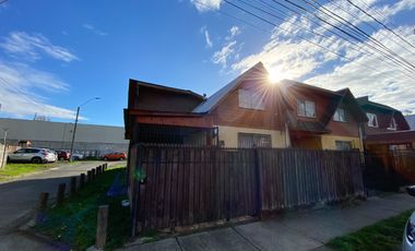 Casa Ampliada Esquina 3 dormitorios sala estar 1 baño estacionamiento techado 2 vehiculos cerco de rejas conectividad