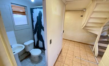 Casa Ampliada Esquina 3 dormitorios sala estar 1 baño estacionamiento techado 2 vehiculos cerco de rejas conectividad