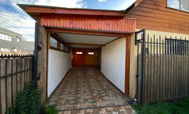Casa Ampliada Esquina 3 dormitorios sala estar 1 baño estacionamiento techado 2 vehiculos cerco de rejas conectividad