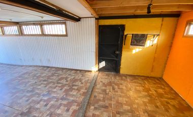 Casa Ampliada Esquina 3 dormitorios sala estar 1 baño estacionamiento techado 2 vehiculos cerco de rejas conectividad