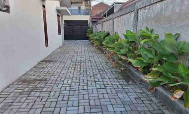 Dijual 2 Rumah Terawat Halaman Luas di Cihanjuang Cimahi Kota