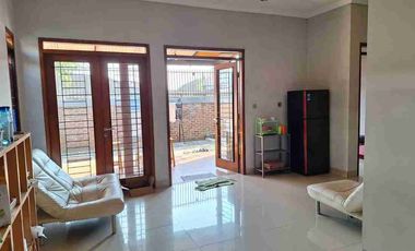 Dijual 2 Rumah Terawat Halaman Luas di Cihanjuang Cimahi Kota