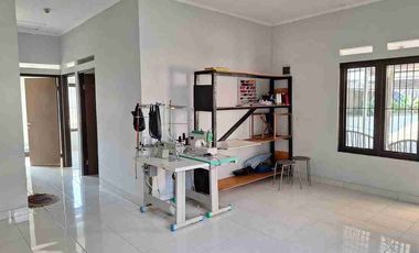 Dijual 2 Rumah Terawat Halaman Luas di Cihanjuang Cimahi Kota