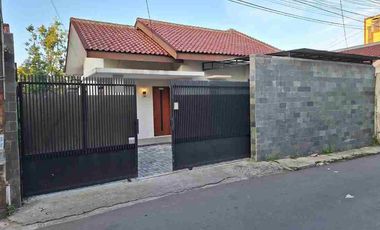 Dijual 2 Rumah Terawat Halaman Luas di Cihanjuang Cimahi Kota