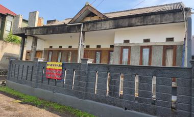 DIKONTRAKAN RUMAH KOMPLEK CISARANTEN KULON ARCAMANIK ANTAPANI