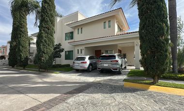 Casa Única en Esquina Frente a Parque, Amueblada | 4 Recámaras | Terraza con Asador & Jacuzzi | en Jardín Real
