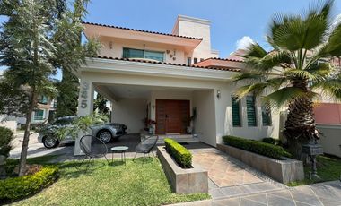 Casa Única en Esquina Frente a Parque, Amueblada | 4 Recámaras | Terraza con Asador & Jacuzzi | en Jardín Real