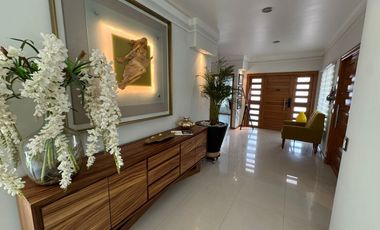 Casa Única en Esquina Frente a Parque, Amueblada | 4 Recámaras | Terraza con Asador & Jacuzzi | en Jardín Real