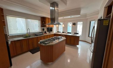 Casa Única en Esquina Frente a Parque, Amueblada | 4 Recámaras | Terraza con Asador & Jacuzzi | en Jardín Real