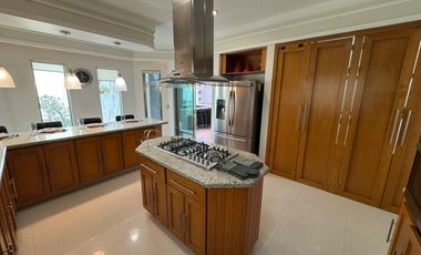 Casa Única en Esquina Frente a Parque, Amueblada | 4 Recámaras | Terraza con Asador & Jacuzzi | en Jardín Real
