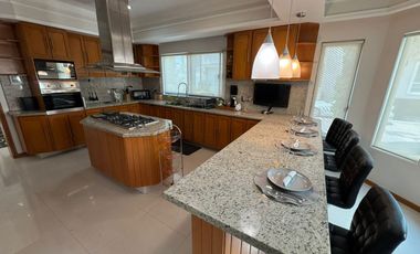 Casa Única en Esquina Frente a Parque, Amueblada | 4 Recámaras | Terraza con Asador & Jacuzzi | en Jardín Real