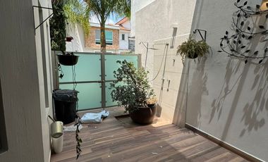 Casa Única en Esquina Frente a Parque, Amueblada | 4 Recámaras | Terraza con Asador & Jacuzzi | en Jardín Real