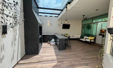 Casa Única en Esquina Frente a Parque, Amueblada | 4 Recámaras | Terraza con Asador & Jacuzzi | en Jardín Real