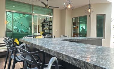 Casa Única en Esquina Frente a Parque, Amueblada | 4 Recámaras | Terraza con Asador & Jacuzzi | en Jardín Real
