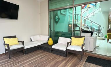 Casa Única en Esquina Frente a Parque, Amueblada | 4 Recámaras | Terraza con Asador & Jacuzzi | en Jardín Real