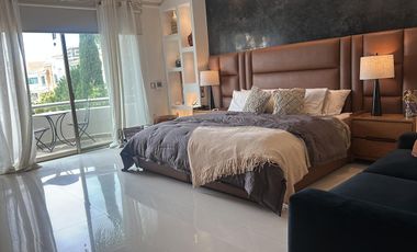 Casa Única en Esquina Frente a Parque, Amueblada | 4 Recámaras | Terraza con Asador & Jacuzzi | en Jardín Real