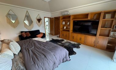 Casa Única en Esquina Frente a Parque, Amueblada | 4 Recámaras | Terraza con Asador & Jacuzzi | en Jardín Real