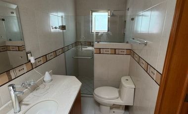 Casa Única en Esquina Frente a Parque, Amueblada | 4 Recámaras | Terraza con Asador & Jacuzzi | en Jardín Real